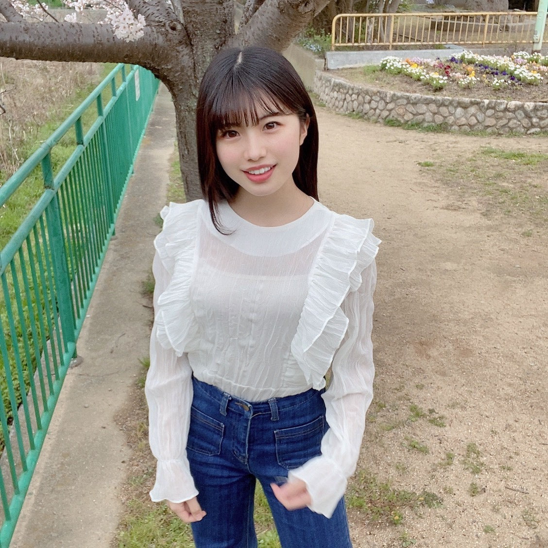 デザインフリルブラウス