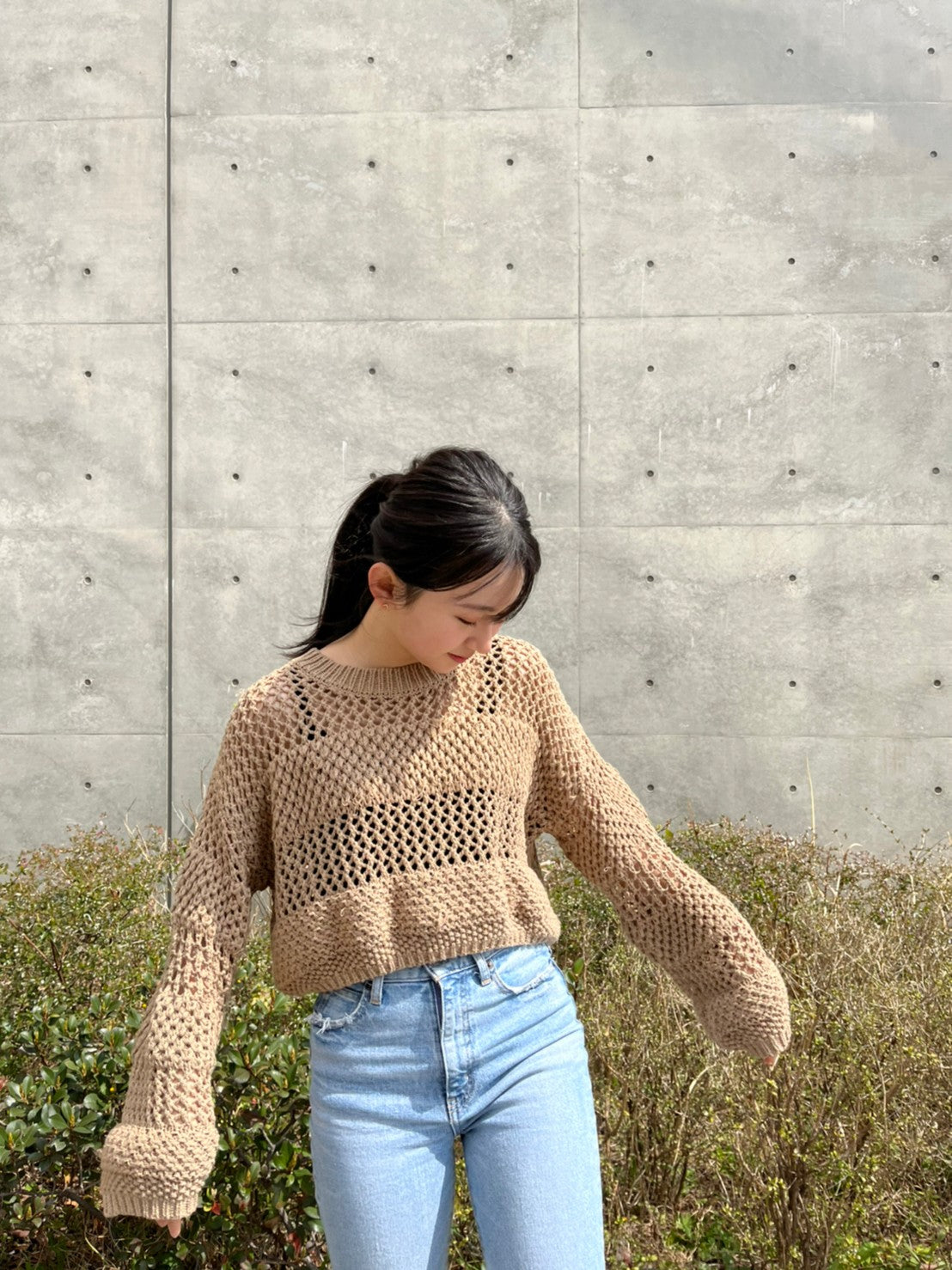 <b>スカシアミショートニット</b><br><font size="1">コンパクトでミニマルな雰囲気あるアイテムで今シーズントレンドの透かし網みがこなれ感あるデザインニット。</font>