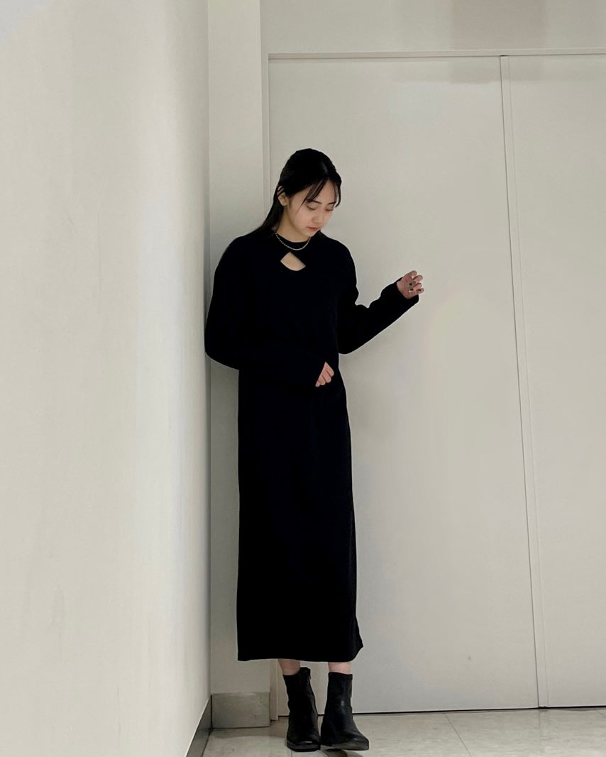 <b>クロップドトップス×ワンピースセット</b><br><font size="1">美シルエットのワンピースと、胸元が見えるクロップドトップスのセットアイテム。</font>