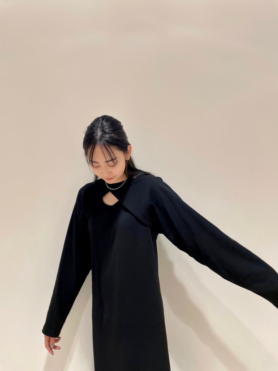 <b>クロップドトップス×ワンピースセット</b><br><font size="1">美シルエットのワンピースと、胸元が見えるクロップドトップスのセットアイテム。</font>