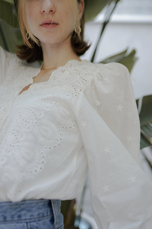 Vネックコットンブラウス