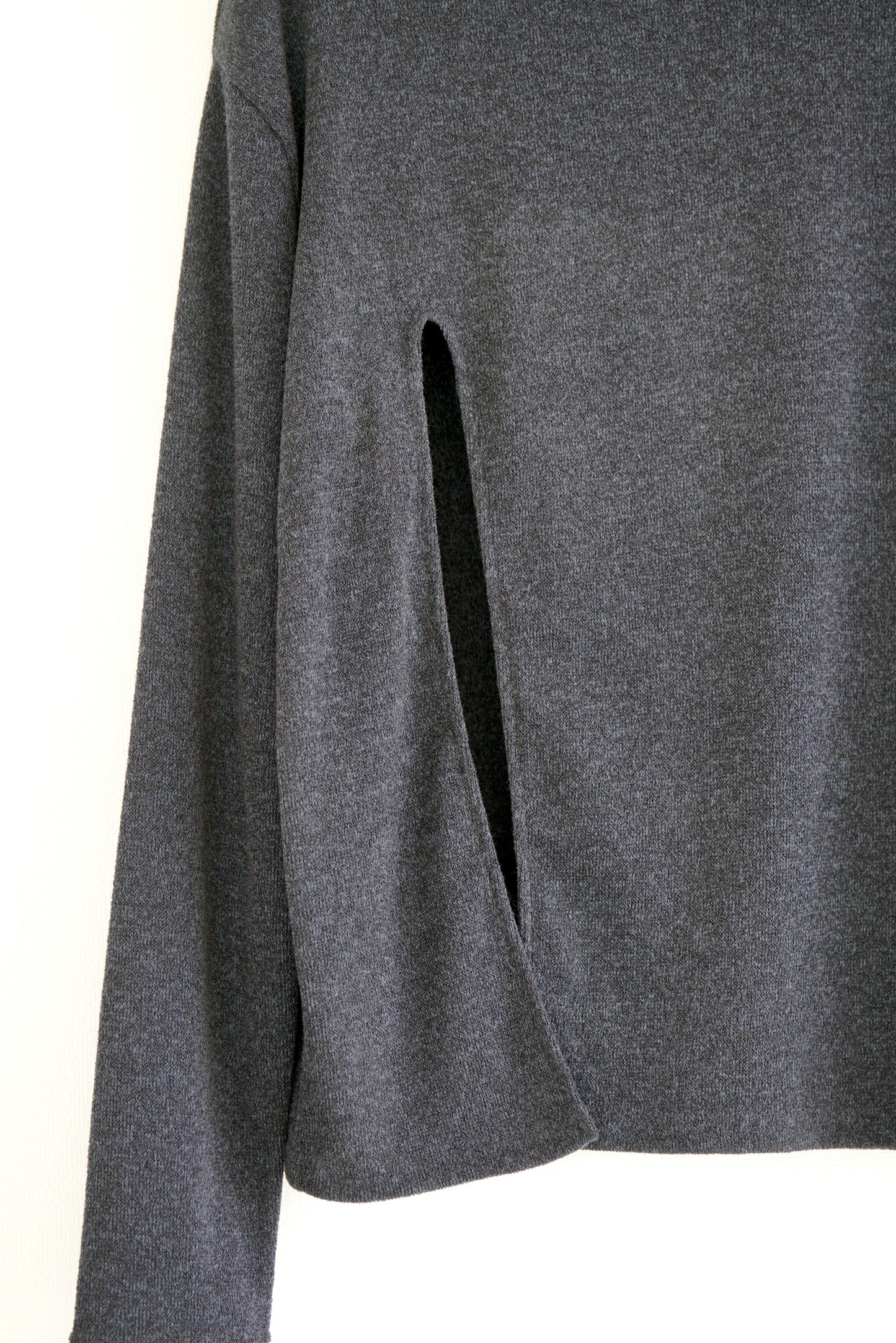 <b>スリットカットトップス</b><br><font size="1">バックスリットと肩のカットした部分が抜け感をプラスし、リラックスムードを演出します。</font>