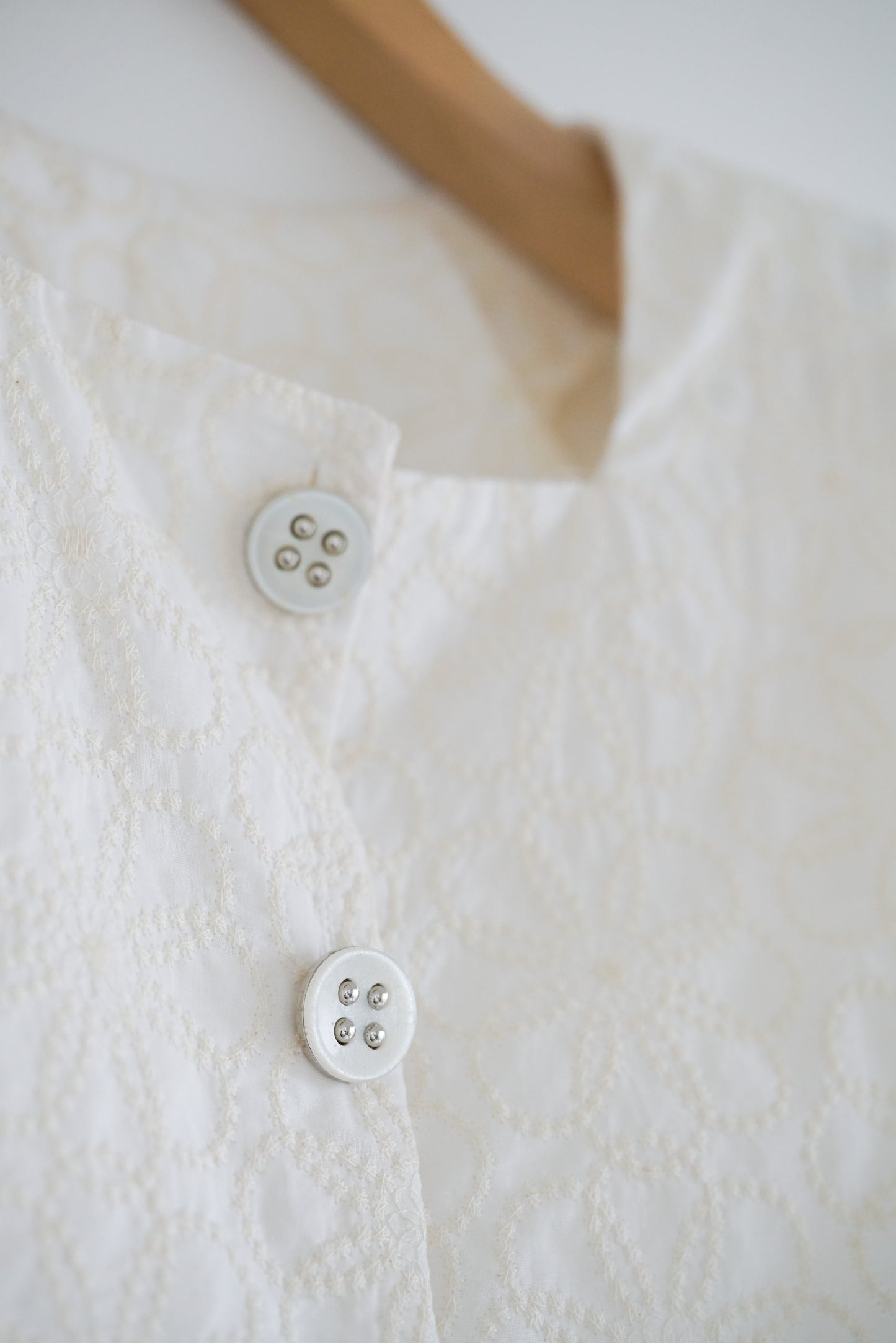 <b>刺繍フラワークロップドシャツ</b><br><font size="1">スクエアネックとクロップドの丈感がこなれた印象に!オススメ刺繍シャツ。</font>