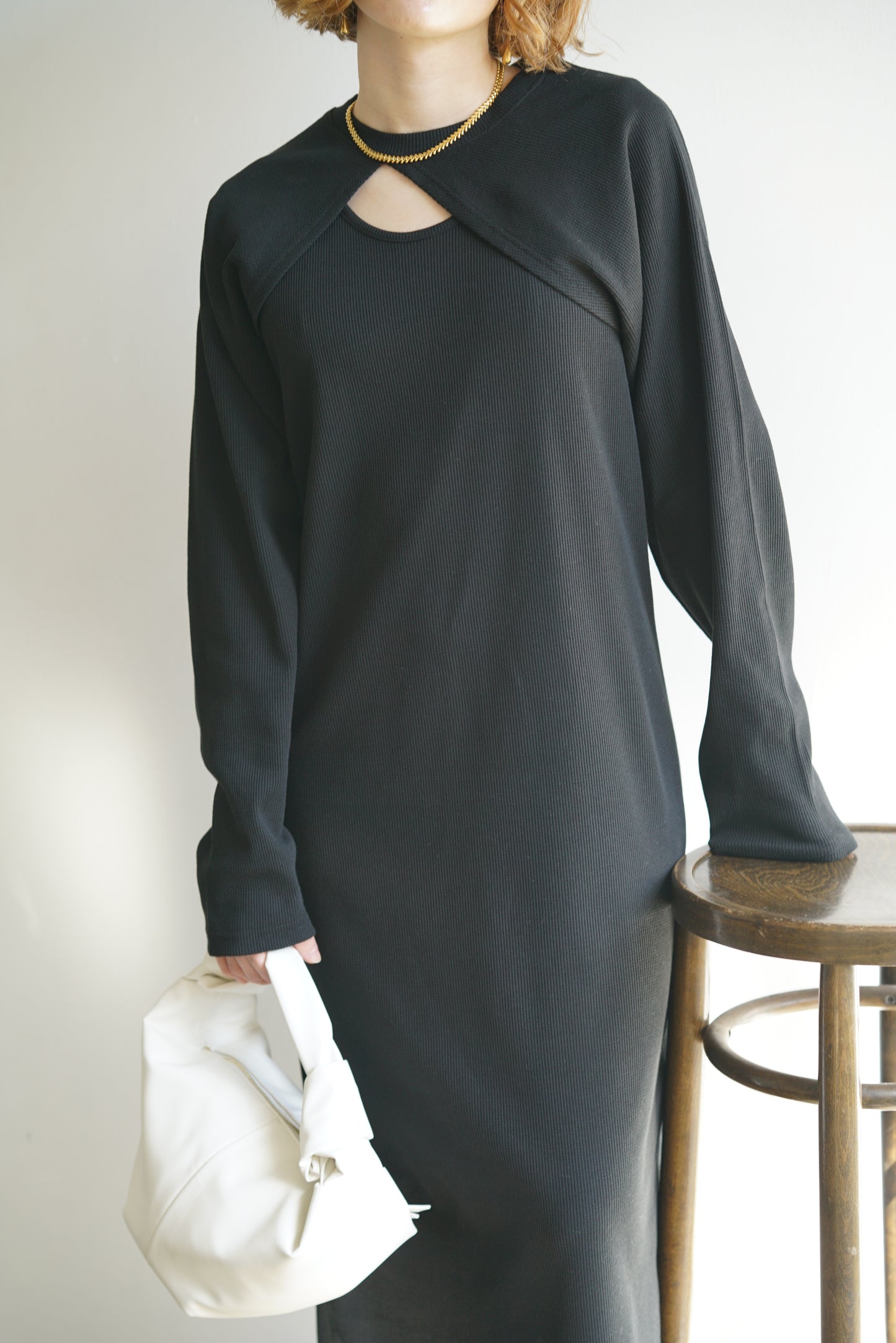 <b>クロップドトップス×ワンピースセット</b><br><font size="1">美シルエットのワンピースと、胸元が見えるクロップドトップスのセットアイテム。</font>