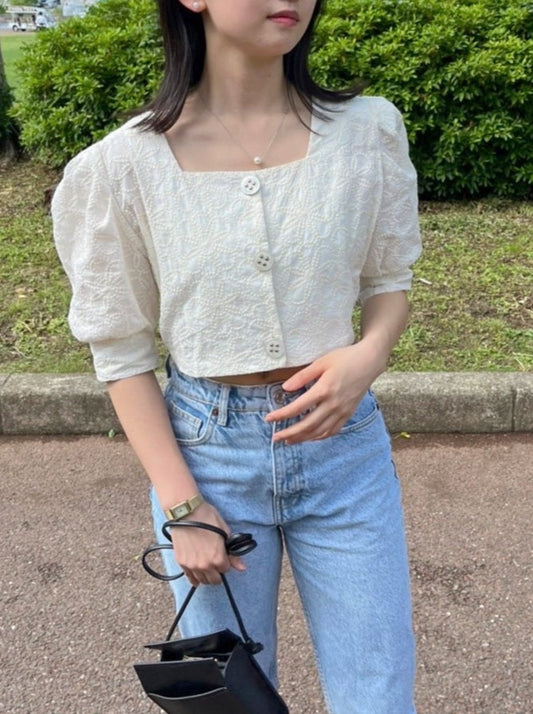 <b>刺繍フラワークロップドシャツ</b><br><font size="1">スクエアネックとクロップドの丈感がこなれた印象に!オススメ刺繍シャツ。</font>