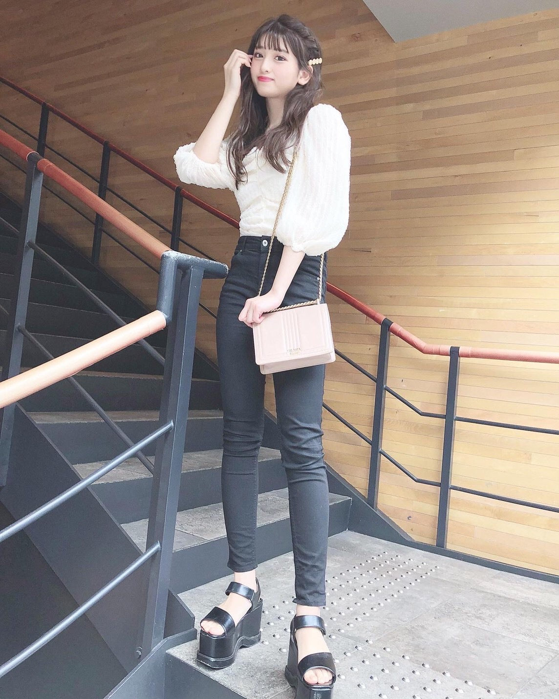 Vネックパフスリーブトップス