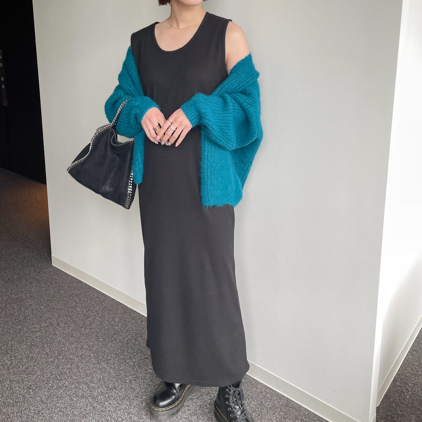 <b>クロップドトップス×ワンピースセット</b><br><font size="1">美シルエットのワンピースと、胸元が見えるクロップドトップスのセットアイテム。</font>