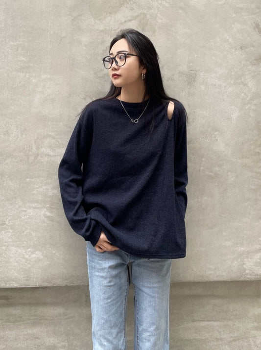 <b>スリットカットトップス</b><br><font size="1">バックスリットと肩のカットした部分が抜け感をプラスし、リラックスムードを演出します。</font>