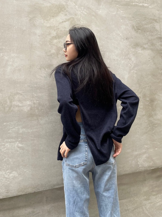 <b>スリットカットトップス</b><br><font size="1">バックスリットと肩のカットした部分が抜け感をプラスし、リラックスムードを演出します。</font>