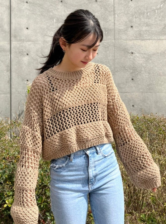 <b>スカシアミショートニット</b><br><font size="1">コンパクトでミニマルな雰囲気あるアイテムで今シーズントレンドの透かし網みがこなれ感あるデザインニット。</font>