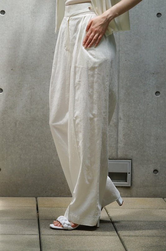 ホワイトワイドパンツ
